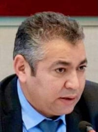الشارع والقرار