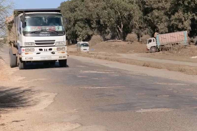 طريق مهترئة وخسائر متواصلة