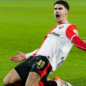 فان بيرسي بعيد عن المنتخب المغربي
