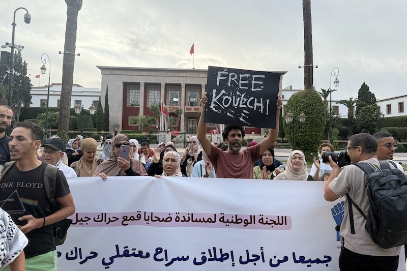 أمهات يطالبن بحرية معتقلي "جيل زد" تداعيات أسرية ودراسية ونفسية