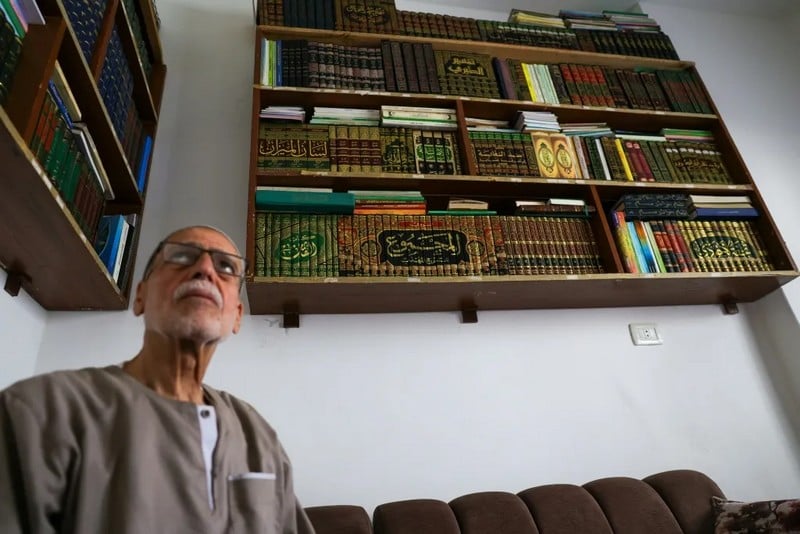 بعد 14 عاما .. سوري يهدم جدارا ويستعيد مكتبته المخفية