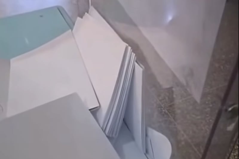 النيابة العامة تحقق في فيديو صندوق زجاجي