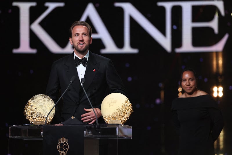 هاري كين يتوج بجائزة الكرة الذهبية لأفضل لاعب في العالم لعام 2026