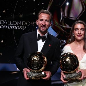 هاري كين يتوج بجائزة الكرة الذهبية لأفضل لاعب في العالم لعام 2026