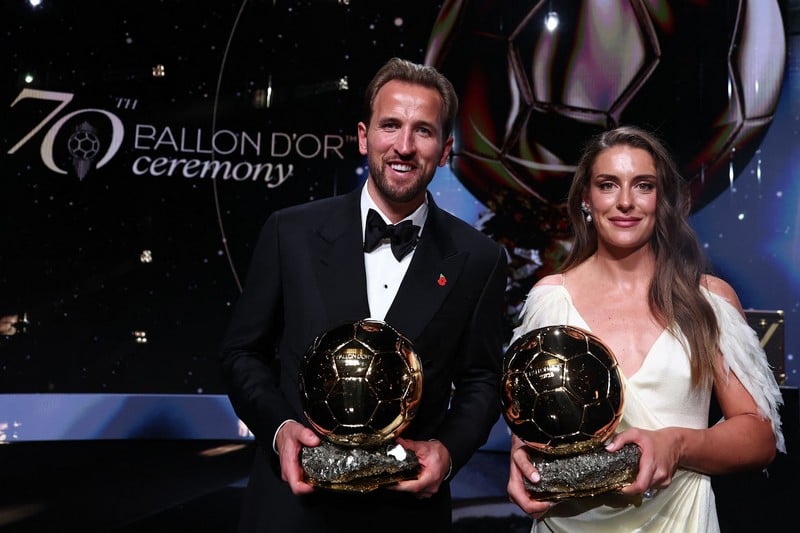 هاري كين يتوج بجائزة الكرة الذهبية لأفضل لاعب في العالم لعام 2026