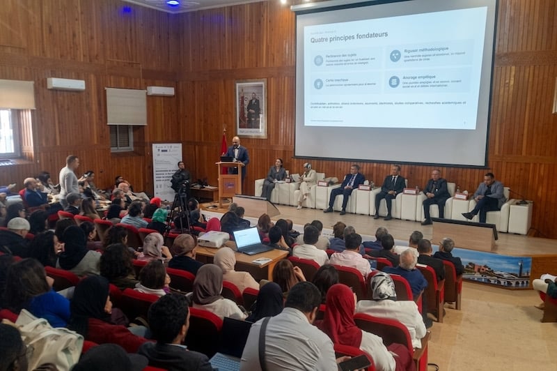 جامعيون يرصدون "تحولات التواصل"