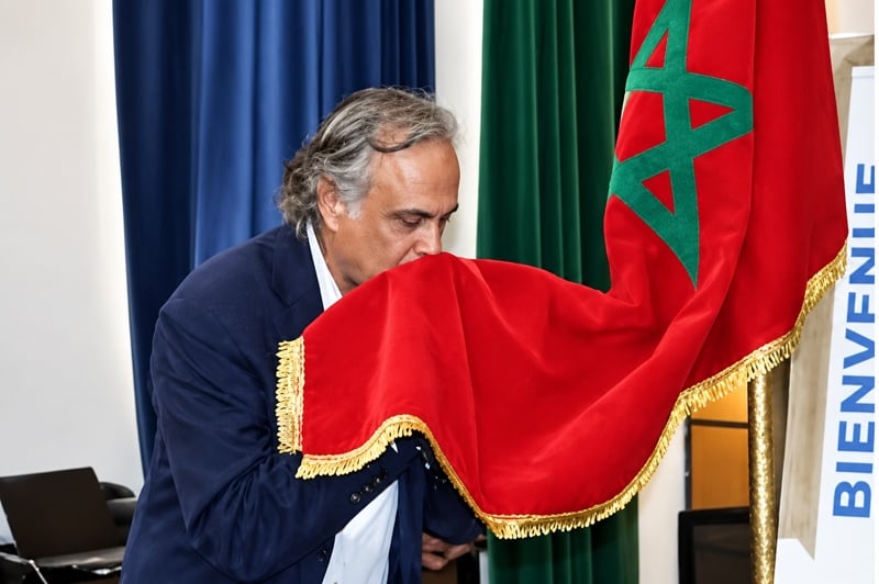 سينغ يلفت الأنظار بتقبيل علم المغرب