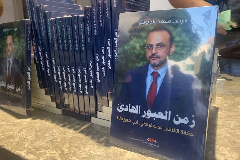 الوزير الأول الموريتاني الأسبق يحكي بأصيلة قصة "زمن العبور الهادئ"