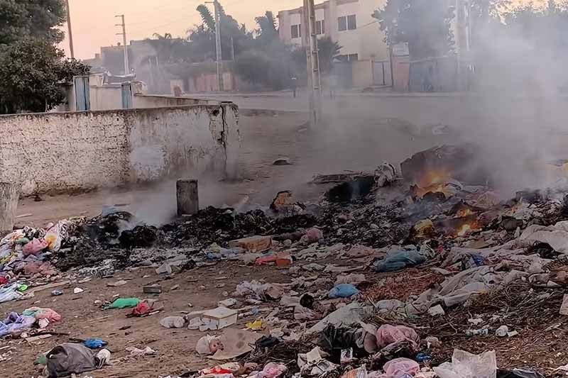 النفايات تحاصر مدرسة ومستشفى