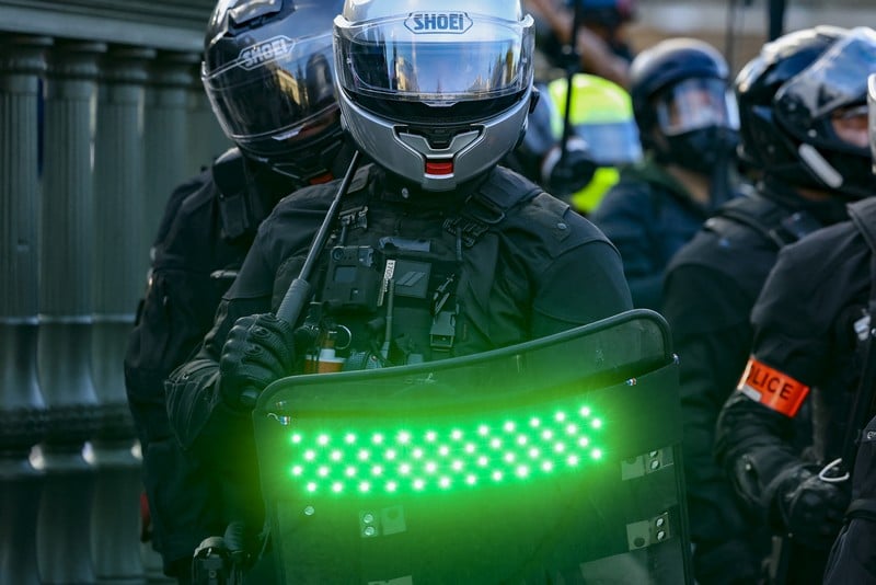 فرنسا تختبر دروعا ضوئية لتفريق المتظاهرين وسط انتقادات حقوقية
