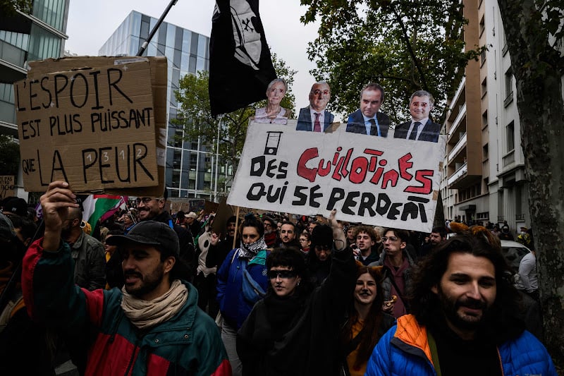 اتحادان طلابيان يزيدان الضغط بفرنسا