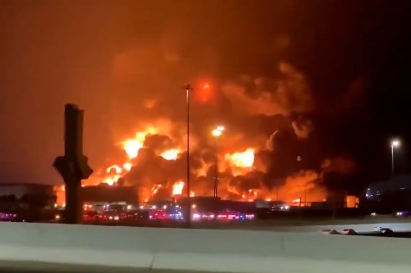 الحوثيون يعلنون قصف مطار الرياض