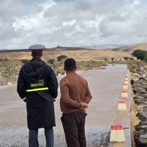 السيول تقطع الطريق بين النقوب وإكنيون