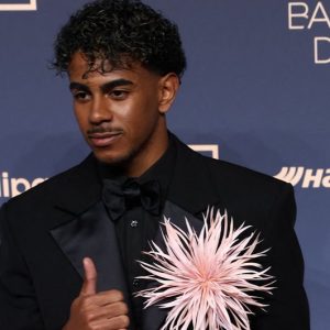 يامال يحتفظ بجائزة أفضل لاعب شاب
