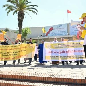 موظفو كلية الطب بالبيضاء يحتجون