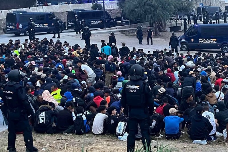 إسبانيا تدفع بالجيش والمدرعات لإخلاء آلاف المهاجرين في سبتة المحتلة