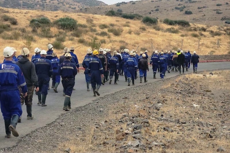 مركز يطالب بالتحقيق في وفاة عمال