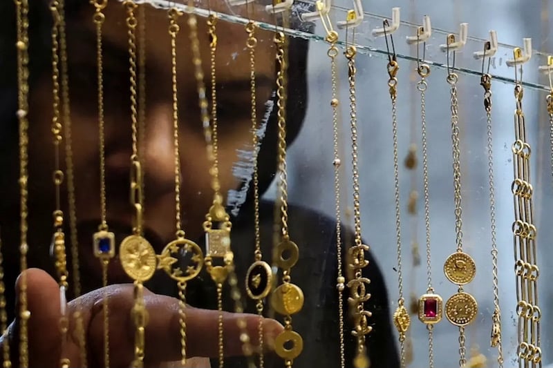 سعر الذهب يهوي لأدنى مستوى منذ عام