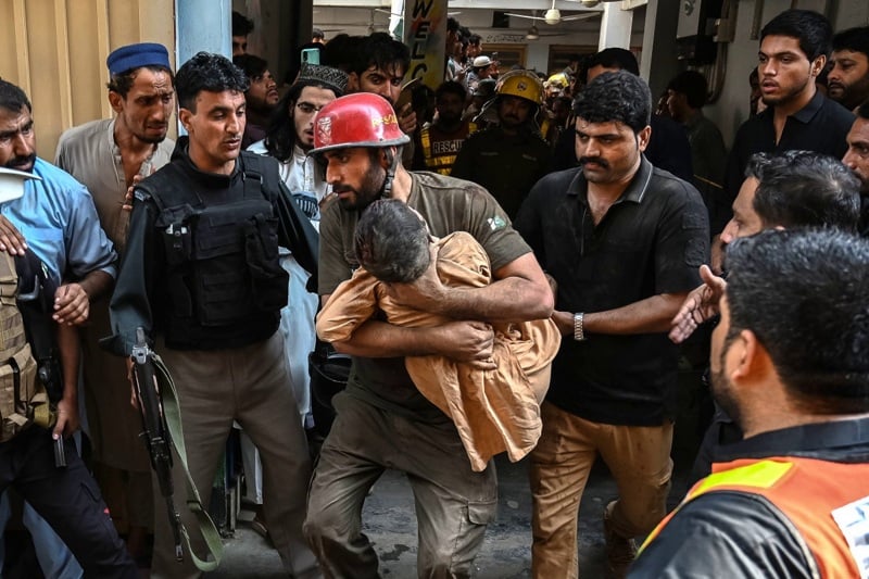 مصرع معلّم و27 طفلا في مدينة بيشاور