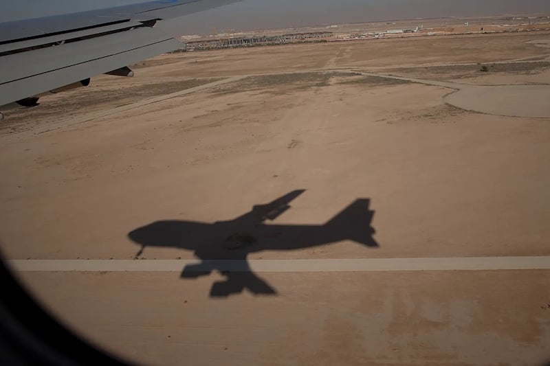 "الحوثيون" يحذرون الطيران والمسافرين
