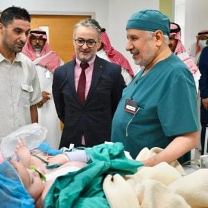 أطباء سعوديون يفصلون توأما مغربيا
